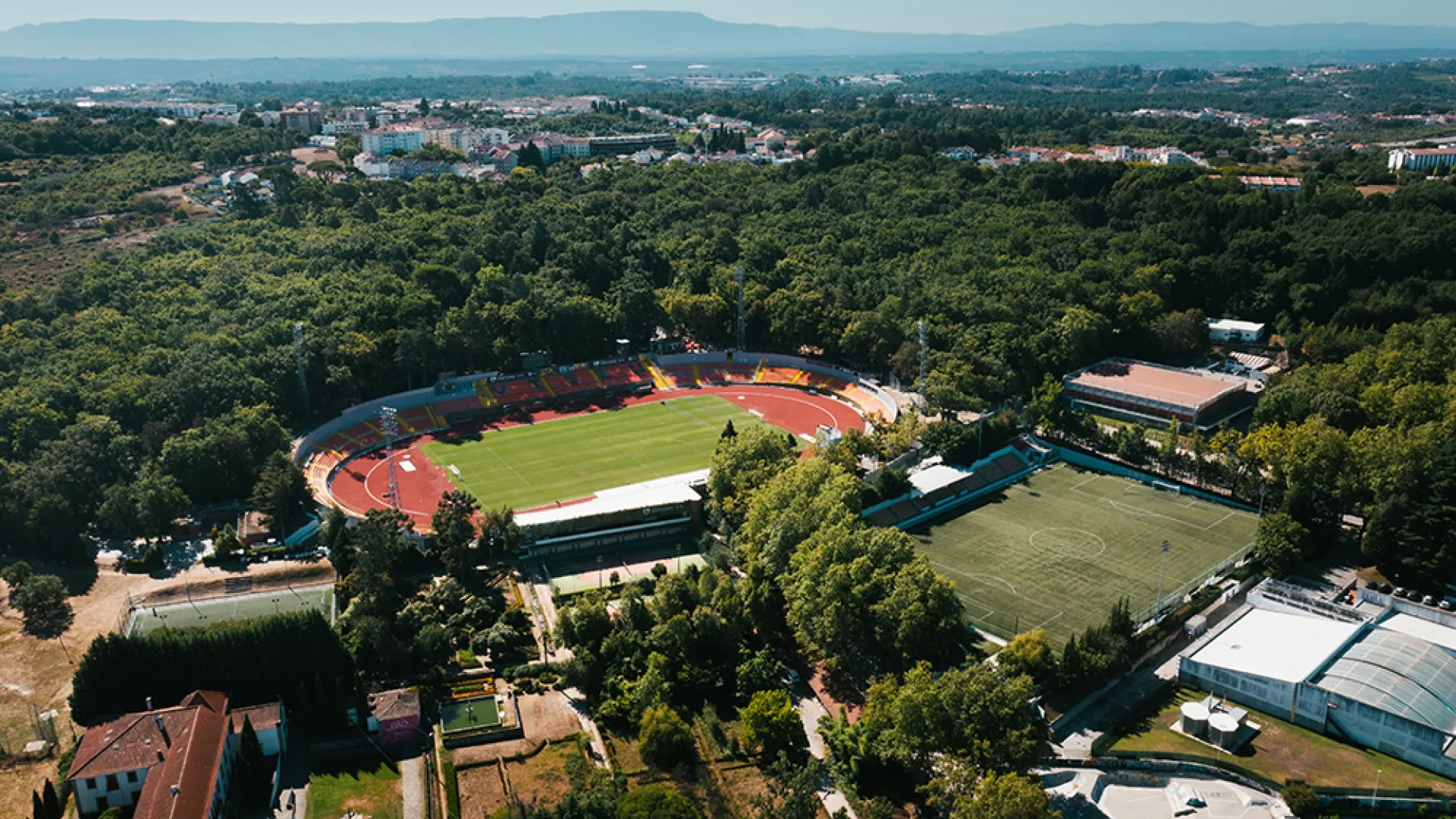 Vista aérea do Estádio do Fontelo no Parque do Fontelo, em Viseu